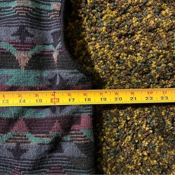 Northwest Territory Patterned Vest (M) - Picture 3 of 4